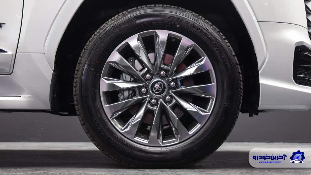 حضرت در لباس نو ؛ نگاهی به لندکروزر اتاق 300 فول با مدل 2025